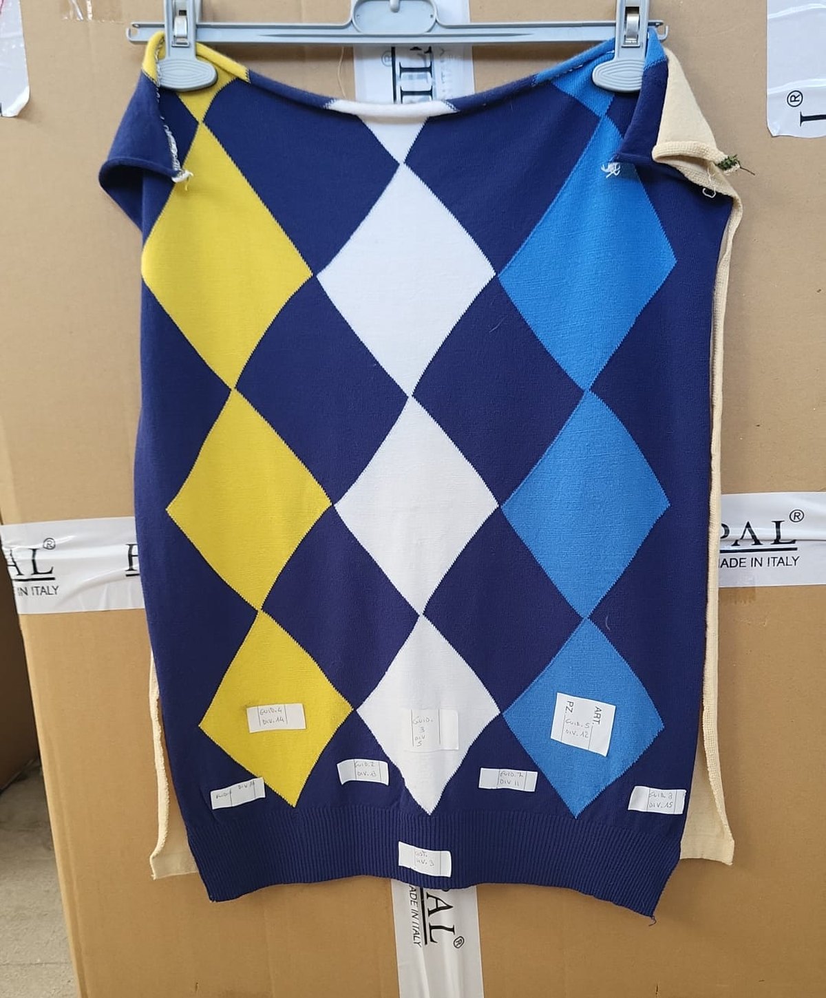 Un telo di maglia finezza 12 lavorato a intarsio, con rombi blu, gialli, bianchi e azzurri