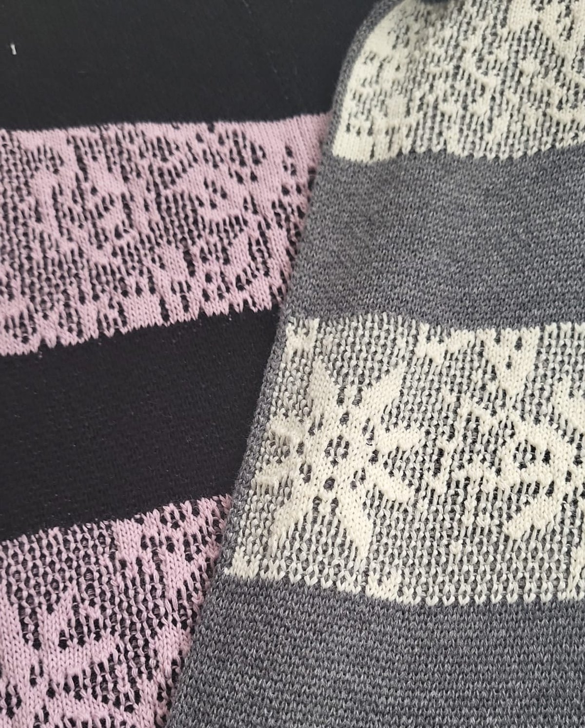 Due sciarpe a bande traforate, una rosa su nero e una panna su grigio, lavorate in jacquard trasportato